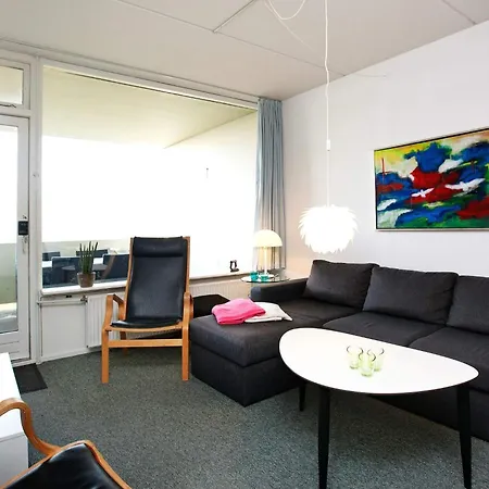 4 Person On A In Fan Apartment